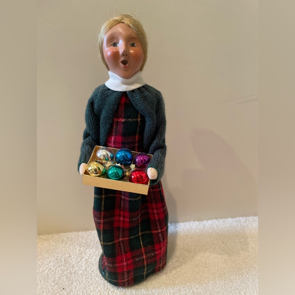 Byers Choice Limited Woman Decorating Caroler
